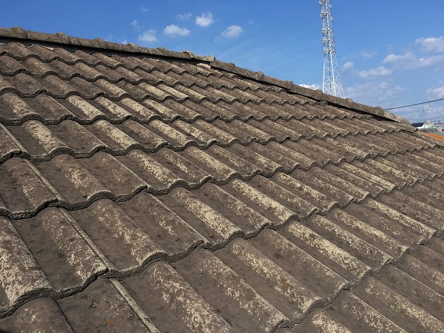 岐阜市でモニエル瓦の破損により雨漏りが発生、廃盤で交換不可のため葺き替えを提案